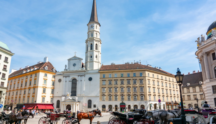 Orta Avrupa'nın Altın Üçgeni Cesky Krumlov & Bratislava Turları Dahil Sömestre Özel THY ile 7 Gece 8 Gün (BUD-PRG)