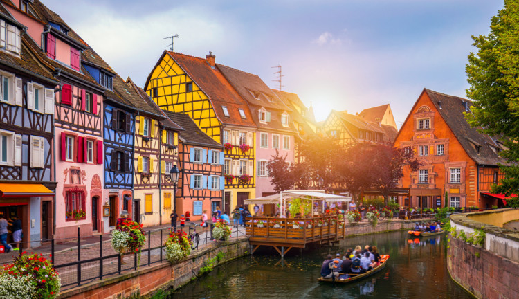 Ajet Havayolları İle Noel Pazarları Almanya Avusturya Masalı Turu ( 3 Gece Otel Konaklamalı ): Ajet Havayolları İle Uçuş
3 Sabah Kahvaltısı
3 Gece Konaklama
Regensburg , Thurn und Taxis Sarayı Noel Pazarları 
Füssen ,  Neuschwanstein Şatosu 
Salzburg İkonları ,  Hallstatt Ve Noel Pazarları Turu
