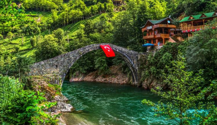 Kasım Ara Tatil Özel Eskişehir Çıkışlı Kuzey Yıldızı Doğu Karadeniz ve Batum Turu (4 Gece Otel Konaklamalı): Tadı damağınızda kalacak Kuzeyin Yıldızı olan Karadeniz’i yaşamaya ne dersiniz! Horon vurmak Tulumun ve Kemençenin tınısını dinlemeye gidiyoruz İşi Bir Bilene sor demişler neden mi ? Hayden Karadenize daaaaaaaaa