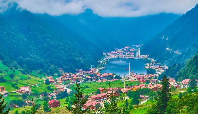 Kasım Ara Tatil Özel Uçaklı Karadeniz Yaylaları ve Batum Turu (3 Gece Otel Konaklamalı): Kendinizi rüyada hissedeceğiniz, her anını unutamayacağınız Karadeniz tatiline sizleri de bekliyoruz. Mavi ve yeşili hiç bu kadar ahenkle dans ettiğini görmemiştiniz. Tulum ile horon vurmaya kemençenin tınısını dinlemeye gidiyoruz daaaaaa...
