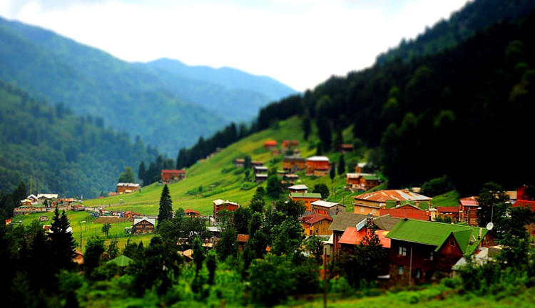 Kasım Ara Tatil Özel Ankara Çıkışlı Uçaklı Karadeniz Yaylaları ve Batum Turu (3 Gece Otel Konaklamalı): Kendinizi rüyada hissedeceğiniz, her anını unutamayacağınız Karadeniz tatiline sizleri de bekliyoruz. Mavi ve yeşili hiç bu kadar ahenkle dans ettiğini görmemiştiniz. Tulum ile horon vurmaya kemençenin tınısını dinlemeye gidiyoruz daaaaaa...