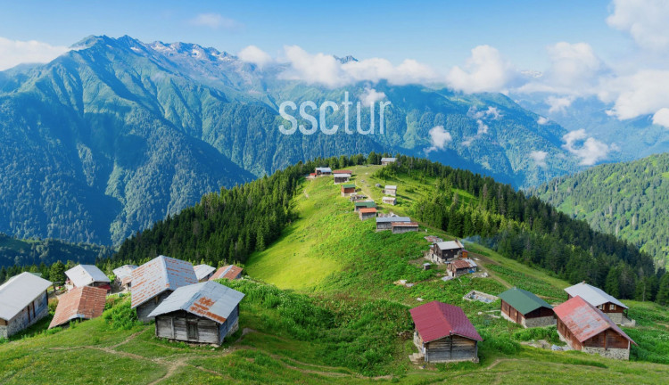 Kasım Ara Tatil Özel Thy İle Uçaklı Karadeniz Yaylaları ve Batum Turu (3 Gece Otel Konaklamalı): Kendinizi rüyada hissedeceğiniz, her anını unutamayacağınız Karadeniz tatiline sizleri de bekliyoruz. Mavi ve yeşili hiç bu kadar ahenkle dans ettiğini görmemiştiniz. Tulum ile horon vurmaya kemençenin tınısını dinlemeye gidiyoruz daaaaaa...