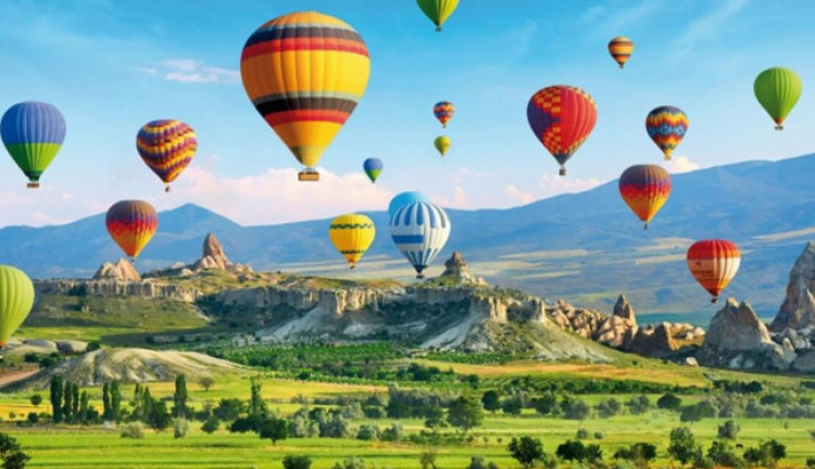 Kasım Ara Tatil Özel Kapadokya Ihlara Vadisi ve Hacı Bektaş Turu (1 Gece Otel Konaklamalı): Rengarenk bitki örtüsü ile kimi zaman bir harikalar diyarını, kurak ve çorak görüntüsü ile kimi zaman bir çölü, dünyanın hiç bir yerinde bulunmayan peribacaları ile kimi zaman bir gezegeni hatırlatan görselliği ile Kapadokya'ya Güzel Atlar Diyarına gidiyoruz...