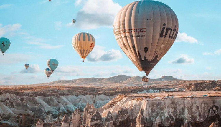 Kasım Ara Tatil Özel Kapadokya Ihlara Vadisi ve Ürgüp Göreme Turu (2 Gece Otel Konaklamalı): Güzel Atlar Ülkesi Kapadokya’da Peri Masalı Bir Tatil Sunuyoruz. Mistik ve Tarihi Dokusuyla Başınızı Döndürecek Bir Rüya Sizleri Bekliyor.