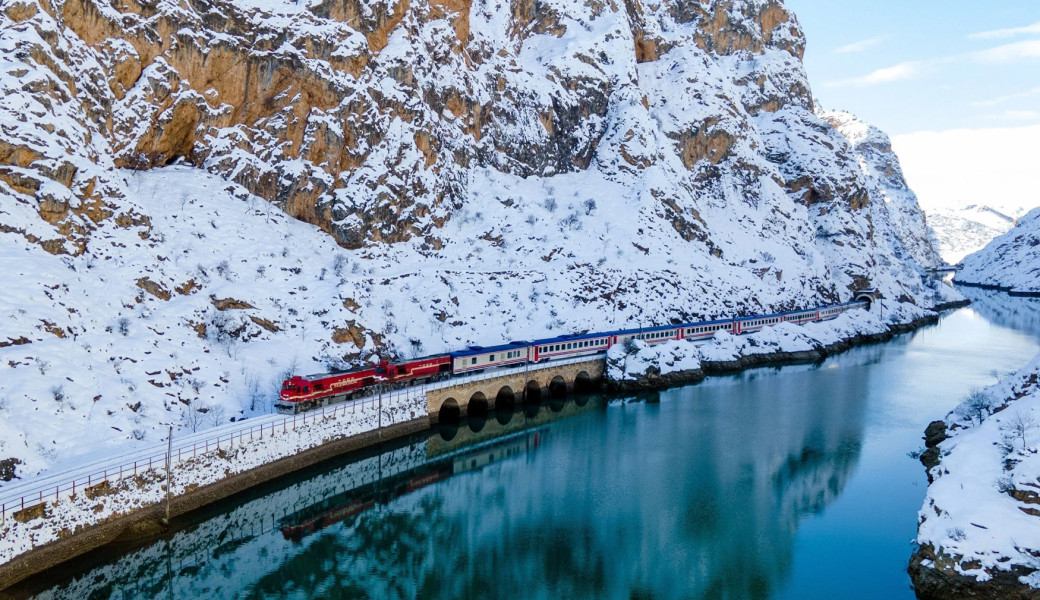 Uçaklı Bambaşka Erzurum Doğu Ekspresi Kars Tiflis Batum Noel Pazarları Turu (3 Gece Otel Konaklamalı): Özlemle beklediğimiz Kısa Doğu Üçgeni Turumuzda yolculuğumuza Erzurum'dan başlıyoruz. Doğu Ekspresi ile Kars'a unutulmaz bir tren yolculuğu yapıyor, Kars'ı keşfettikten sonra Gürcistan'ın başkenti Tiflis'e geçiyoruz. Ardından Batum'un eşsiz atmosferini deneyimleyerek Geri Dönüyoruz.