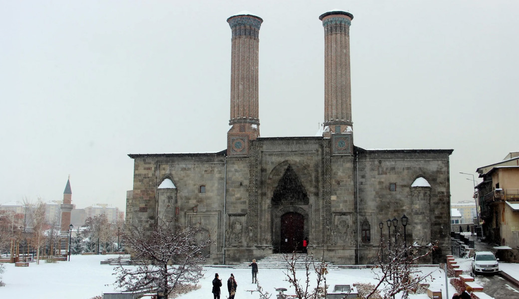 Uçaklı Bambaşka Erzurum Doğu Ekspresi Kars Tiflis Batum Noel Pazarları Turu (3 Gece Otel Konaklamalı): Özlemle beklediğimiz Kısa Doğu Üçgeni Turumuzda yolculuğumuza Erzurum'dan başlıyoruz. Doğu Ekspresi ile Kars'a unutulmaz bir tren yolculuğu yapıyor, Kars'ı keşfettikten sonra Gürcistan'ın başkenti Tiflis'e geçiyoruz. Ardından Batum'un eşsiz atmosferini deneyimleyerek Geri Dönüyoruz.
