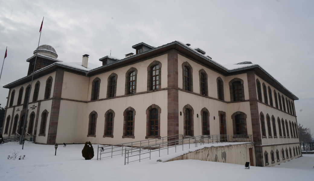 Uçaklı Bambaşka Erzurum Doğu Ekspresi Kars Tiflis Batum Noel Pazarları Turu (3 Gece Otel Konaklamalı): Özlemle beklediğimiz Kısa Doğu Üçgeni Turumuzda yolculuğumuza Erzurum'dan başlıyoruz. Doğu Ekspresi ile Kars'a unutulmaz bir tren yolculuğu yapıyor, Kars'ı keşfettikten sonra Gürcistan'ın başkenti Tiflis'e geçiyoruz. Ardından Batum'un eşsiz atmosferini deneyimleyerek Geri Dönüyoruz.