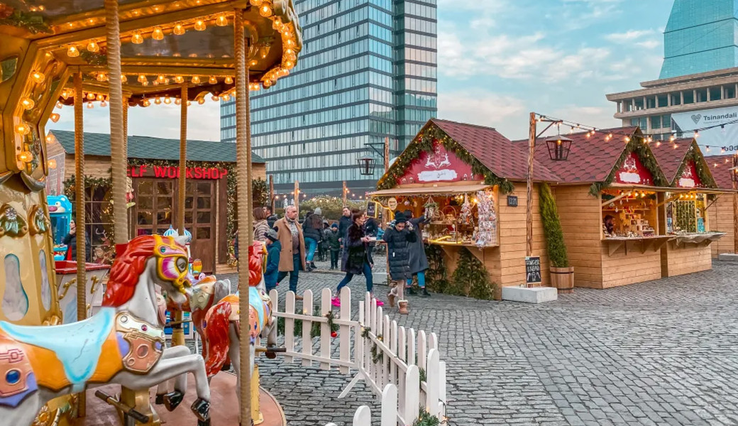 Uçaklı Bambaşka Erzurum Doğu Ekspresi Kars Tiflis Batum Noel Pazarları Turu (3 Gece Otel Konaklamalı): Özlemle beklediğimiz Kısa Doğu Üçgeni Turumuzda yolculuğumuza Erzurum'dan başlıyoruz. Doğu Ekspresi ile Kars'a unutulmaz bir tren yolculuğu yapıyor, Kars'ı keşfettikten sonra Gürcistan'ın başkenti Tiflis'e geçiyoruz. Ardından Batum'un eşsiz atmosferini deneyimleyerek Geri Dönüyoruz.