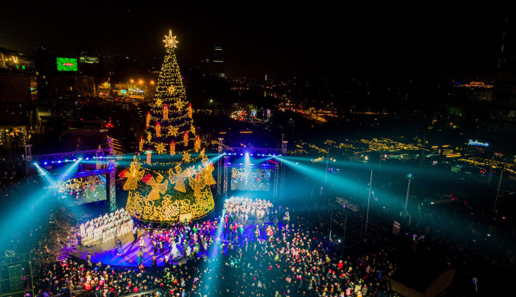 Uçaklı Bambaşka Erzurum Doğu Ekspresi Kars Tiflis Batum Noel Pazarları Turu (3 Gece Otel Konaklamalı): Özlemle beklediğimiz Kısa Doğu Üçgeni Turumuzda yolculuğumuza Erzurum'dan başlıyoruz. Doğu Ekspresi ile Kars'a unutulmaz bir tren yolculuğu yapıyor, Kars'ı keşfettikten sonra Gürcistan'ın başkenti Tiflis'e geçiyoruz. Ardından Batum'un eşsiz atmosferini deneyimleyerek Geri Dönüyoruz.