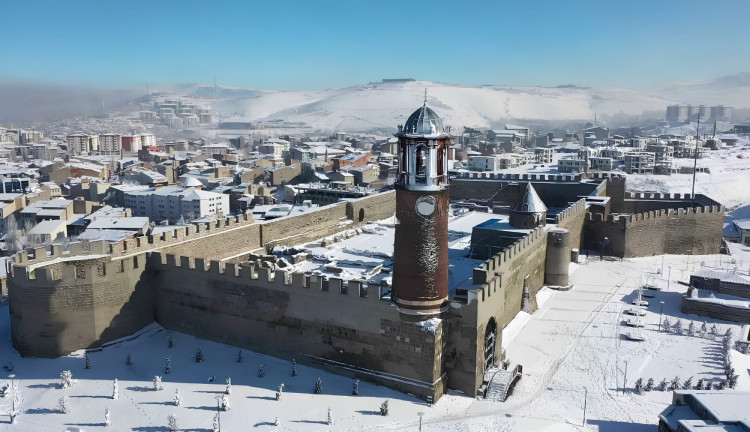 Uçaklı Bambaşka Erzurum Doğu Ekspresi Kars Tiflis Batum Noel Pazarları Turu (3 Gece Otel Konaklamalı): Özlemle beklediğimiz Kısa Doğu Üçgeni Turumuzda yolculuğumuza Erzurum'dan başlıyoruz. Doğu Ekspresi ile Kars'a unutulmaz bir tren yolculuğu yapıyor, Kars'ı keşfettikten sonra Gürcistan'ın başkenti Tiflis'e geçiyoruz. Ardından Batum'un eşsiz atmosferini deneyimleyerek Geri Dönüyoruz.