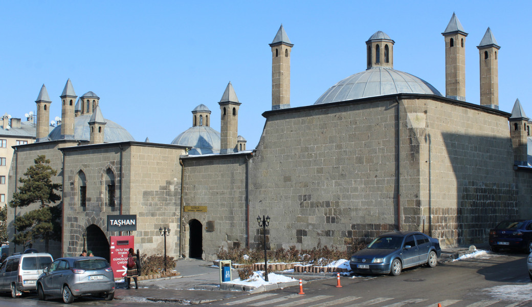Uçaklı Bambaşka Erzurum Doğu Ekspresi Kars Tiflis Batum Noel Pazarları Turu (3 Gece Otel Konaklamalı): Özlemle beklediğimiz Kısa Doğu Üçgeni Turumuzda yolculuğumuza Erzurum'dan başlıyoruz. Doğu Ekspresi ile Kars'a unutulmaz bir tren yolculuğu yapıyor, Kars'ı keşfettikten sonra Gürcistan'ın başkenti Tiflis'e geçiyoruz. Ardından Batum'un eşsiz atmosferini deneyimleyerek Geri Dönüyoruz.