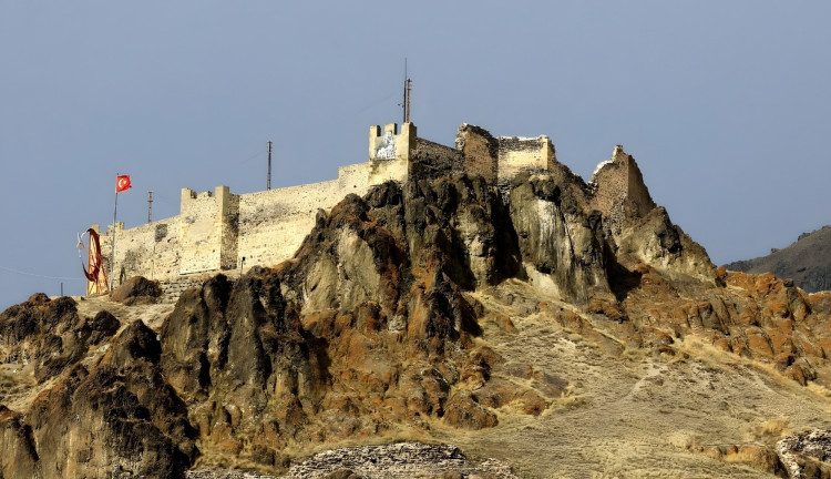 Uçaklı Bambaşka Erzurum Doğu Ekspresi Kars Tiflis Batum Noel Pazarları Turu (3 Gece Otel Konaklamalı): Özlemle beklediğimiz Kısa Doğu Üçgeni Turumuzda yolculuğumuza Erzurum'dan başlıyoruz. Doğu Ekspresi ile Kars'a unutulmaz bir tren yolculuğu yapıyor, Kars'ı keşfettikten sonra Gürcistan'ın başkenti Tiflis'e geçiyoruz. Ardından Batum'un eşsiz atmosferini deneyimleyerek Geri Dönüyoruz.