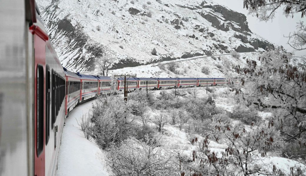 Uçaklı Bambaşka Erzurum Doğu Ekspresi Kars Tiflis Batum Noel Pazarları Turu (3 Gece Otel Konaklamalı): Özlemle beklediğimiz Kısa Doğu Üçgeni Turumuzda yolculuğumuza Erzurum'dan başlıyoruz. Doğu Ekspresi ile Kars'a unutulmaz bir tren yolculuğu yapıyor, Kars'ı keşfettikten sonra Gürcistan'ın başkenti Tiflis'e geçiyoruz. Ardından Batum'un eşsiz atmosferini deneyimleyerek Geri Dönüyoruz.