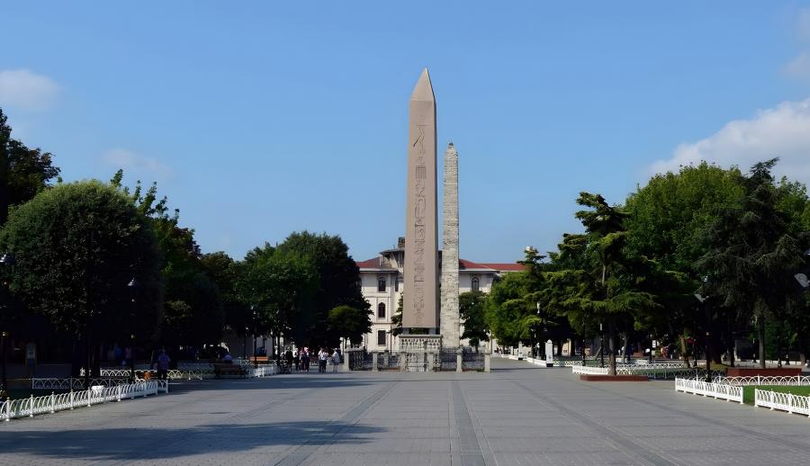 Ankara Çıkışlı Tarihi İstanbul Kültür ve Boğaz Turu (1 Gece Otel Konaklamalı): Şimdi İstanbul'da Olmak Vardı. Sabret Gönül Bir Gün Olur, Bu Hasret Biter, Bir Allı Turna Olsam, Karlı Dağları Aşsam
İstanbul'un Tarihi Dokusuyla Tanışmak İçin Tarih Kokulu Sokaklarından Asya ile Avrupa'yı Birbirine Bağlayan Boğazlarını Bizimle Gezmeye Sizleri Davet Ediyoruz.