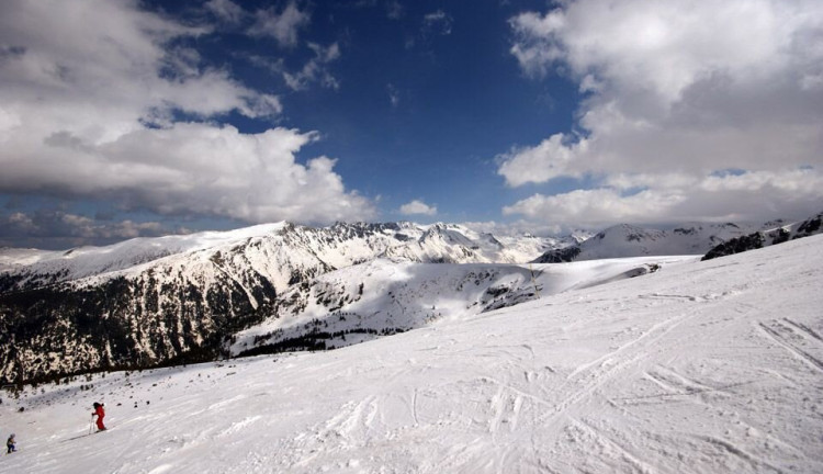 Bansko Kayak Turu ( 5 Gece Konaklamalı): Bansko kayak merkezinde toplam ile 1. sınıf kalitede sürüş keyfini misafirlerine yaşatmak için kusursuz bir şekilde planlanmıştır. 6 mavi, 5 kırmızı ve 1 siyah olmak üzere, toplam 13 farklı zorluk derecesine sahip pistler, her seviye ve yaştan kayakçının kullanabileceği şekilde düzenlenmiştir. 