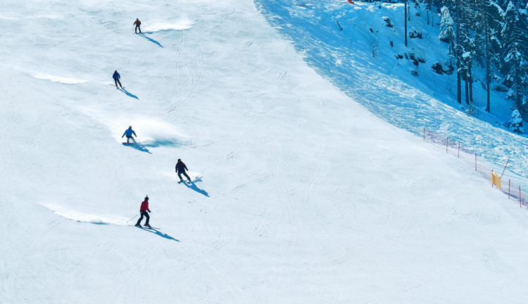 Bansko Kayak Turu ( 5 Gece Konaklamalı): Bansko kayak merkezinde toplam ile 1. sınıf kalitede sürüş keyfini misafirlerine yaşatmak için kusursuz bir şekilde planlanmıştır. 6 mavi, 5 kırmızı ve 1 siyah olmak üzere, toplam 13 farklı zorluk derecesine sahip pistler, her seviye ve yaştan kayakçının kullanabileceği şekilde düzenlenmiştir. 
