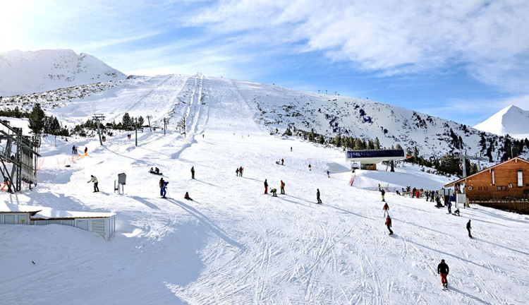 Bansko Kayak Turu ( 5 Gece Konaklamalı): Bansko kayak merkezinde toplam ile 1. sınıf kalitede sürüş keyfini misafirlerine yaşatmak için kusursuz bir şekilde planlanmıştır. 6 mavi, 5 kırmızı ve 1 siyah olmak üzere, toplam 13 farklı zorluk derecesine sahip pistler, her seviye ve yaştan kayakçının kullanabileceği şekilde düzenlenmiştir. 