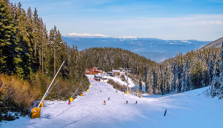 Bansko Kayak Turu ( 5 Gece Konaklamalı): Bansko kayak merkezinde toplam ile 1. sınıf kalitede sürüş keyfini misafirlerine yaşatmak için kusursuz bir şekilde planlanmıştır. 6 mavi, 5 kırmızı ve 1 siyah olmak üzere, toplam 13 farklı zorluk derecesine sahip pistler, her seviye ve yaştan kayakçının kullanabileceği şekilde düzenlenmiştir. 