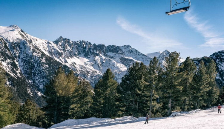 Bansko Kayak Turu ( 5 Gece Konaklamalı): Bansko kayak merkezinde toplam ile 1. sınıf kalitede sürüş keyfini misafirlerine yaşatmak için kusursuz bir şekilde planlanmıştır. 6 mavi, 5 kırmızı ve 1 siyah olmak üzere, toplam 13 farklı zorluk derecesine sahip pistler, her seviye ve yaştan kayakçının kullanabileceği şekilde düzenlenmiştir. 