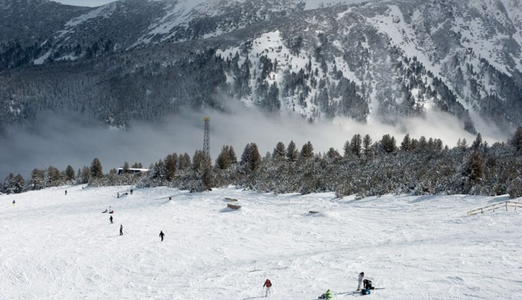 Bansko Kayak Turu ( 5 Gece Konaklamalı): Bansko kayak merkezinde toplam ile 1. sınıf kalitede sürüş keyfini misafirlerine yaşatmak için kusursuz bir şekilde planlanmıştır. 6 mavi, 5 kırmızı ve 1 siyah olmak üzere, toplam 13 farklı zorluk derecesine sahip pistler, her seviye ve yaştan kayakçının kullanabileceği şekilde düzenlenmiştir. 