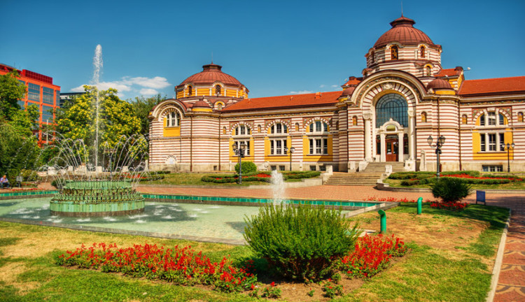 Noel Pazarları Otobüslü Romanya Transilvanya ve Şatolar Masalı Turu (2 Gece Otel Konaklamalı): Otobüslü Romanya Bükreş Transilvanya ve Şatolar Turu ile balkanlardayız, Şatolar, Peles Şatosu, Drakula Şatosu, Bran Şatosu, Parlemonto Binası, Atatürk Büstü, Dimitrie Gusti Ulusal Köy Müzesi
Bükreş 2 Gece Konaklama
Yeşil Pasaporta Vizesiz