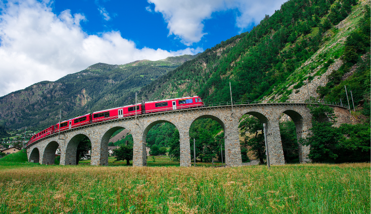 Bernina Express ile Avrupa’nın En İkonik Tren Yolculuğu