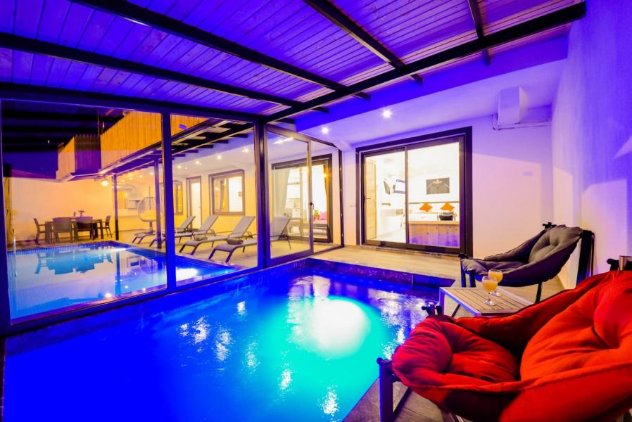KALKAN 2 YATAK ODALI ISITMALI HAVUZLU VİLLA