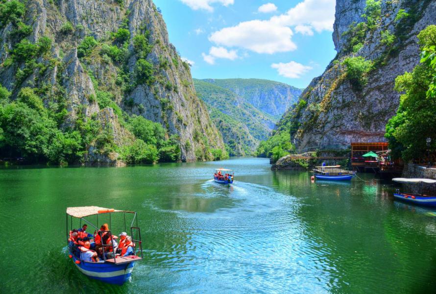 Balkan Güzelleri Ajet Havayolları ile Kosova Makedonya Turu