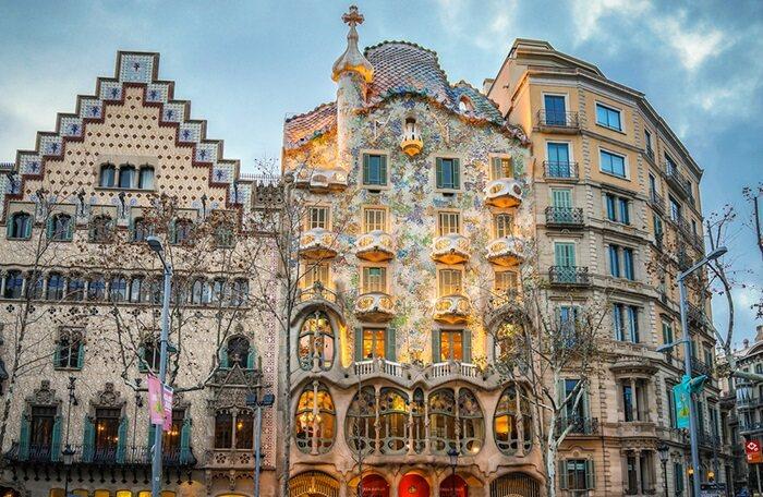 Pegasus Havayolları  ile Akdeniz Triosu (BGY BCN)